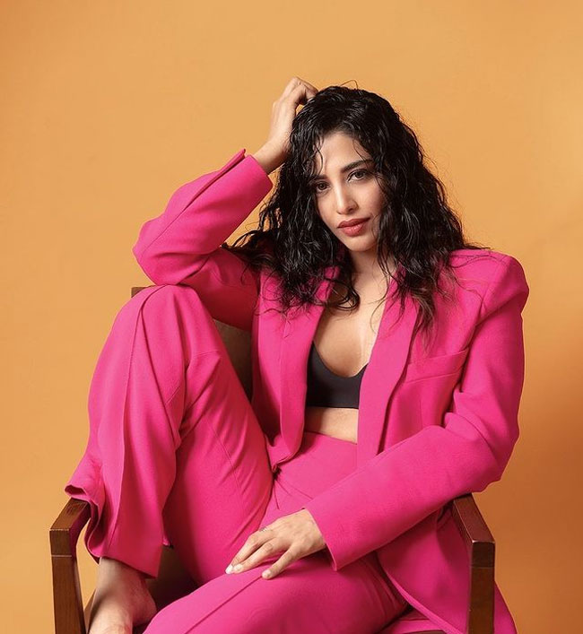 Staggering Looks Of Daksha Nagarkar